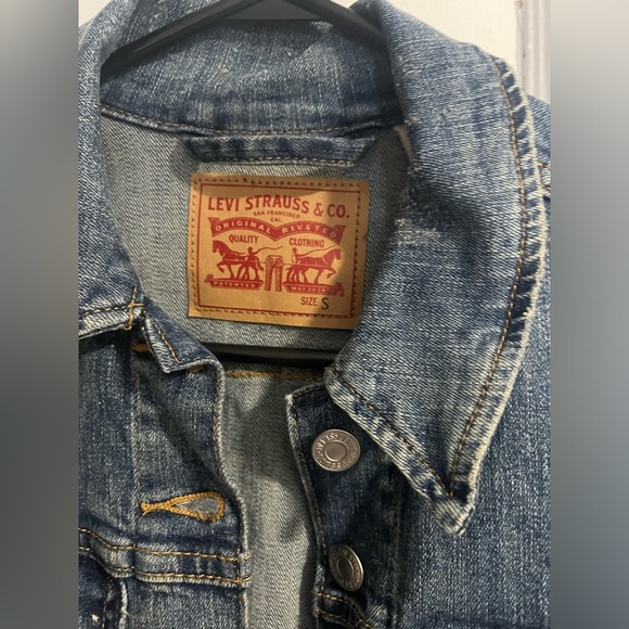 Women’s Levi’s size small denim jacket - Picture 3 of 10